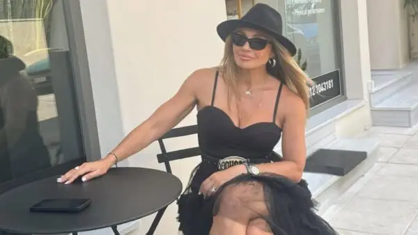 H Ελένη Πετρουλάκη κάθεται σε μαγαζί