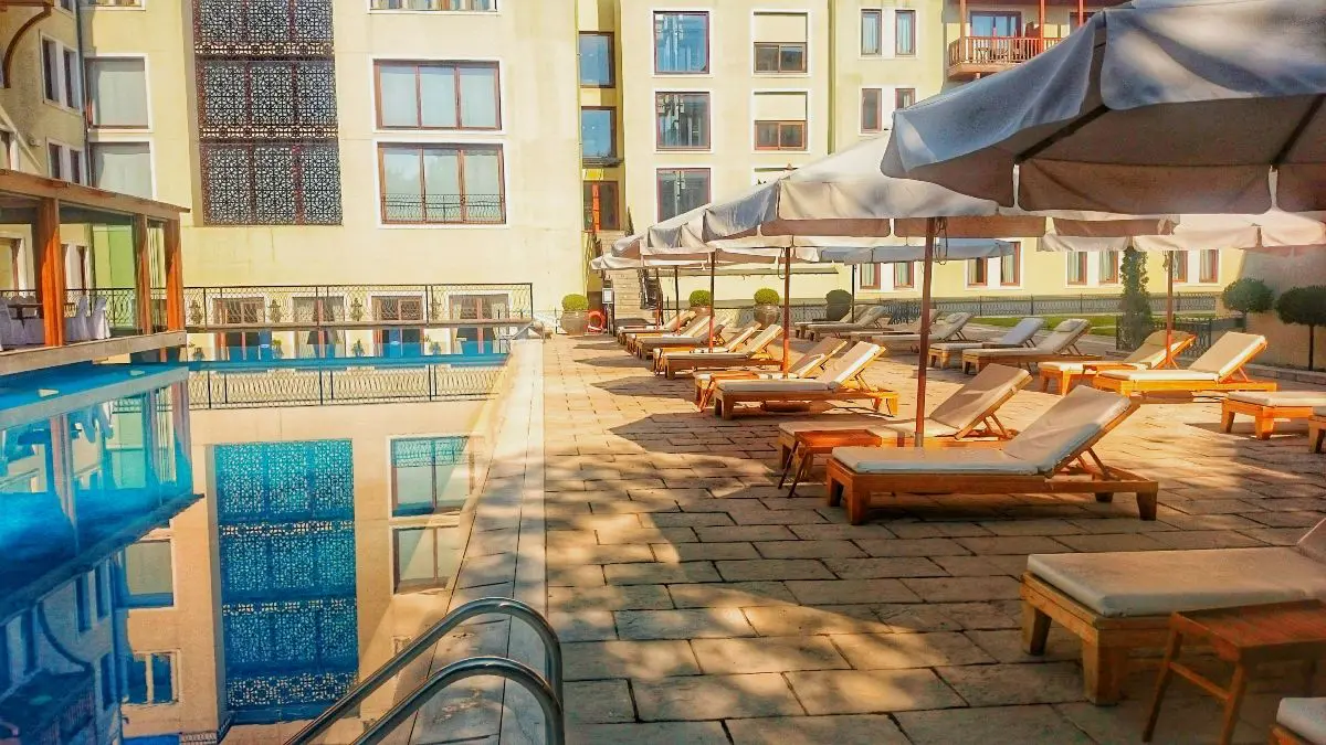 Απόλυτη χαλάρωση στο Pool Lounge