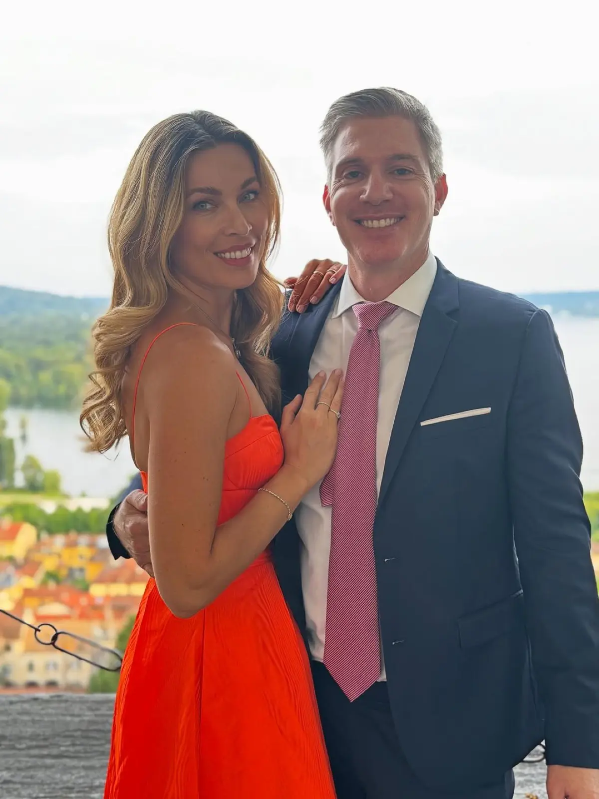 Η Μαριέττα Χρουσαλά και ο Λέων Πατίτσας αγκαλιά