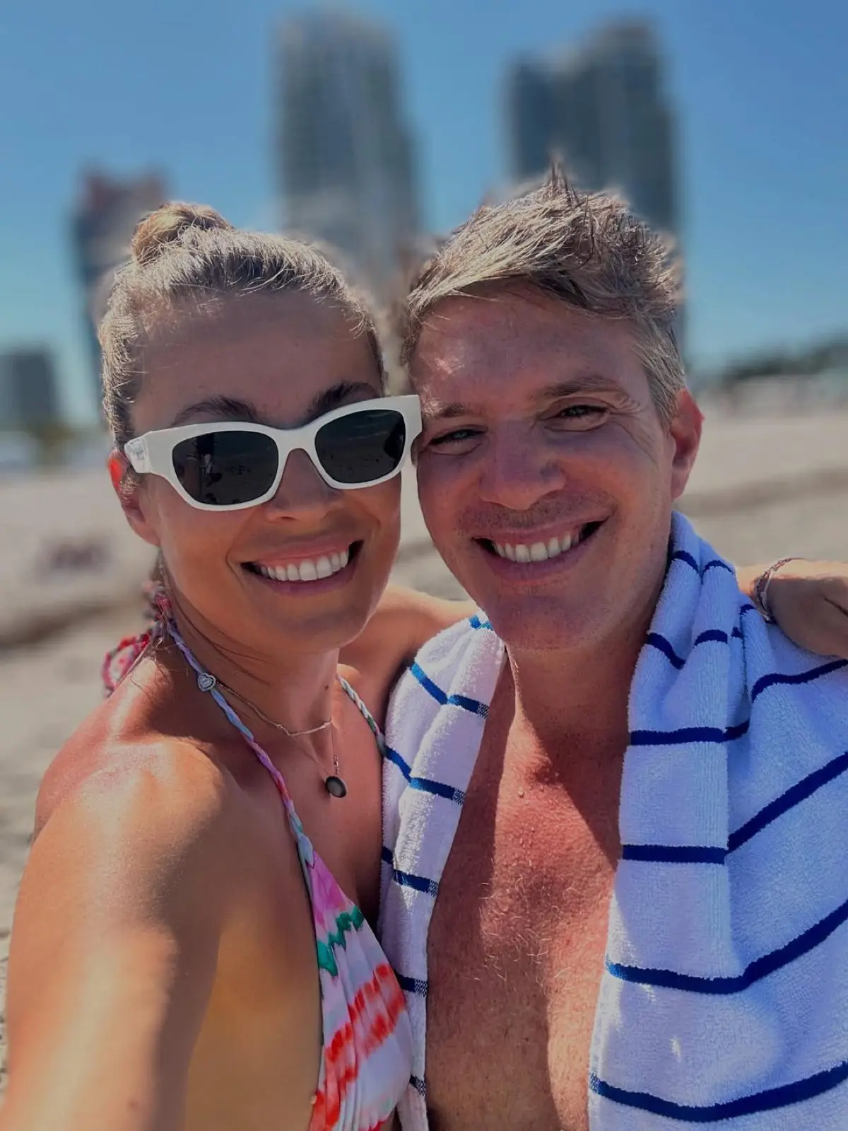 Η Μαριέττα Χρουσαλά και ο Λέων Πατίτσας στην παραλία