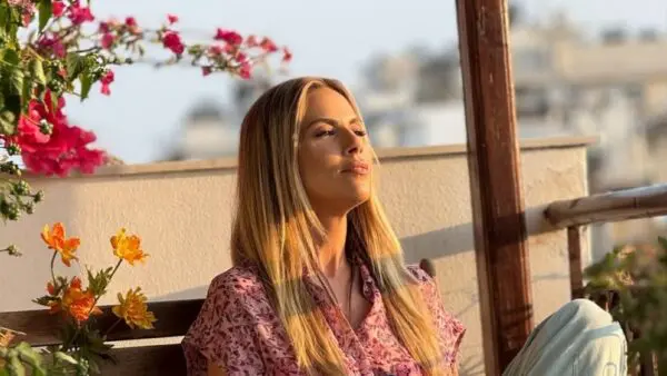 Η Ντορέττα Παπαδημητρίου στο μπαλκόνι της