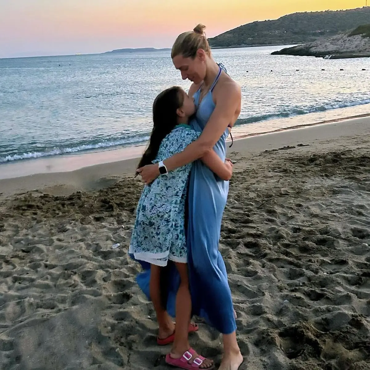 Η Ζέτα Δούκα αγκαλιά με την κόρη της στην παραλία