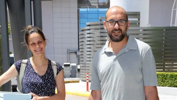 Η Έφη Αχτσιόγλου έξω από το μαιευτήριο