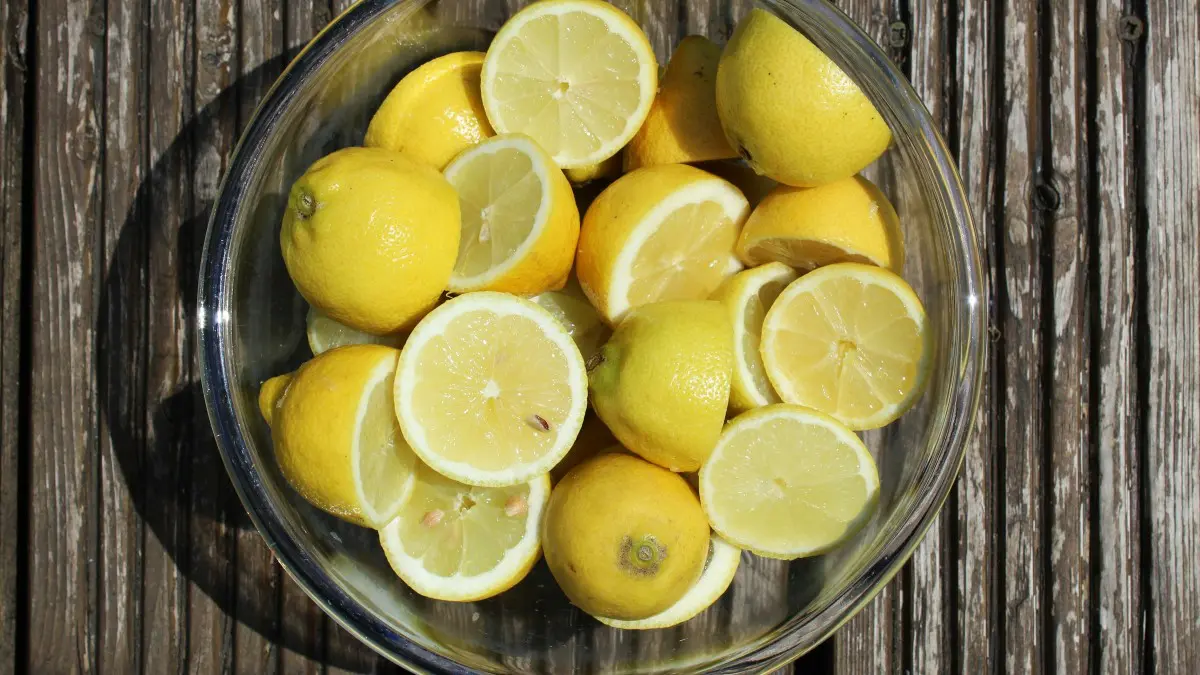Ένα μπολ με λεμόνια
