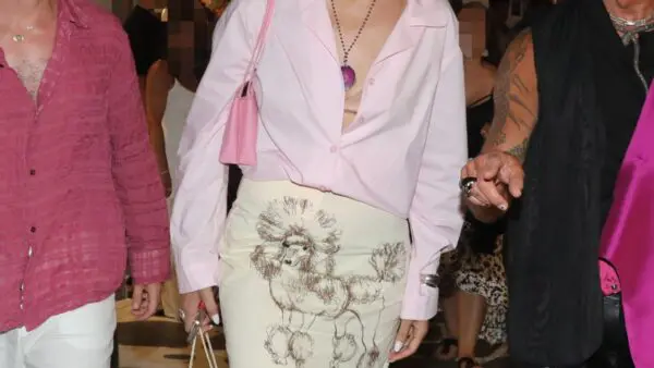 Με ψηλοτάκουνα στη Μύκονο η Έλενα Γαλύφα