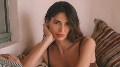 Στον καύσωνα η Ηλιάνα Παπαγεωργίου φοράει ριγέ λινά ρούχα