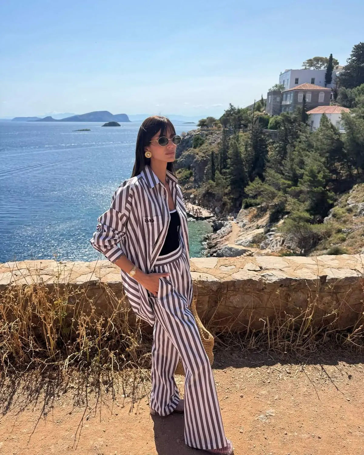 Η Ηλιάνα Παπαγεωργίου με λινό ριγέ σύνολο