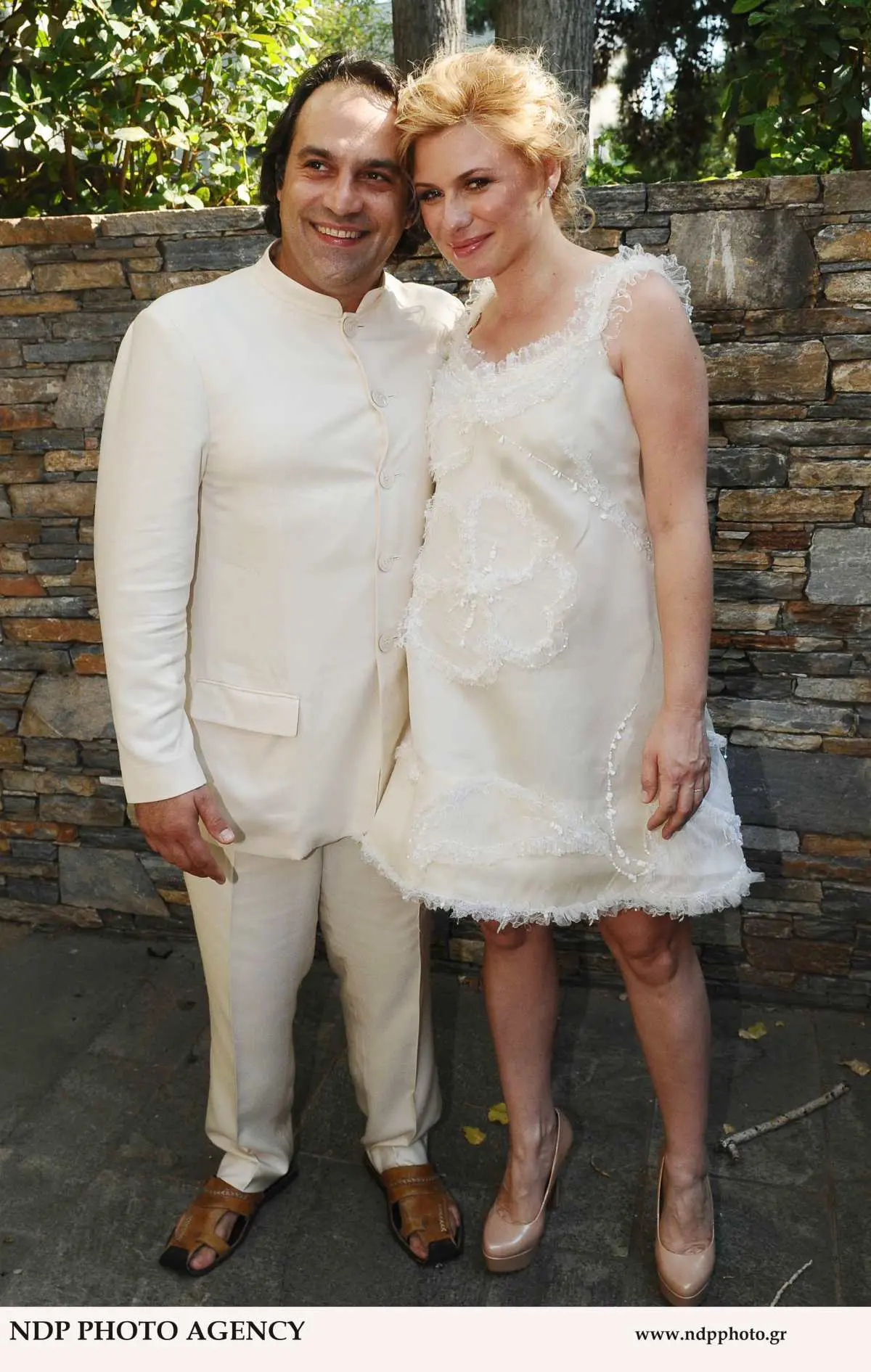 Η Κατερίνα Καραβάτου και ο Κρατερός Κατσούλης στο γάμο τους