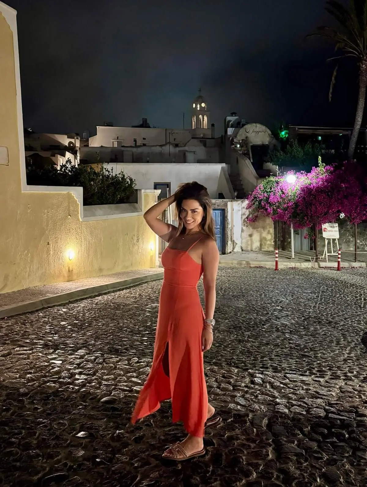 Η Βάσω Λασκαράκη στη Σαντορίνη