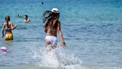 Κορίτσι στην παραλία