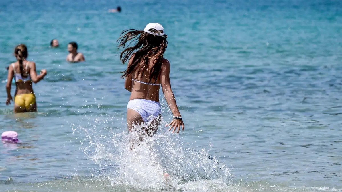 Κορίτσι στην παραλία