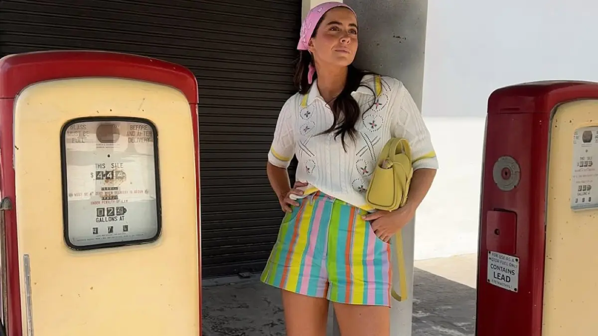 Ψάθινο καπέλο φοράει κοπέλα