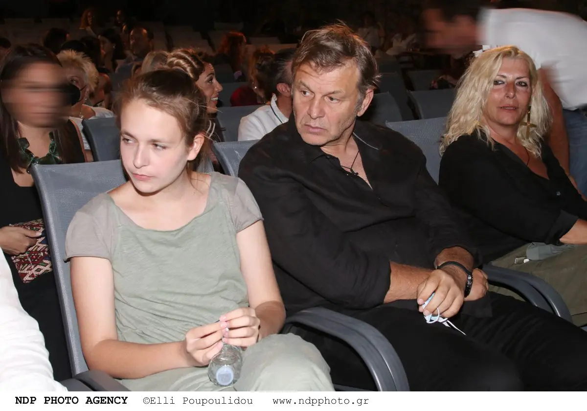 Ο Απόστολος Γκλέτσος μαζί με την κόρη του και την Ιζαμπέλα Αρβανίτη στο Θέατρο Λαμπέτη