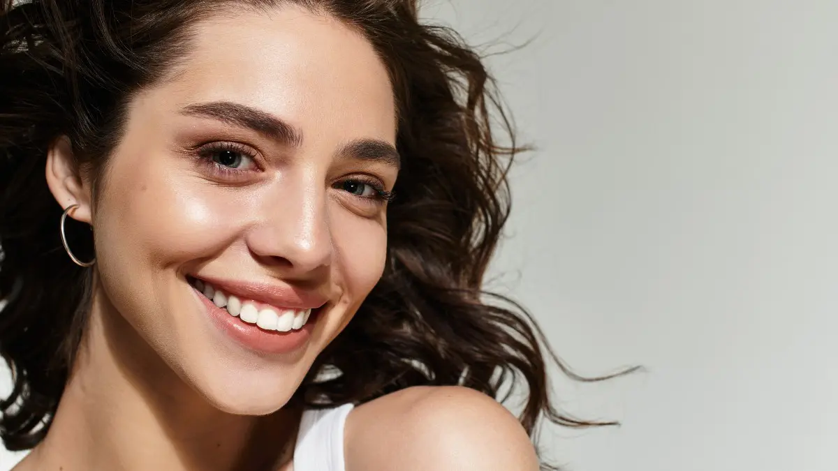 μία γυναίκα χαμογελάει στο φάκο