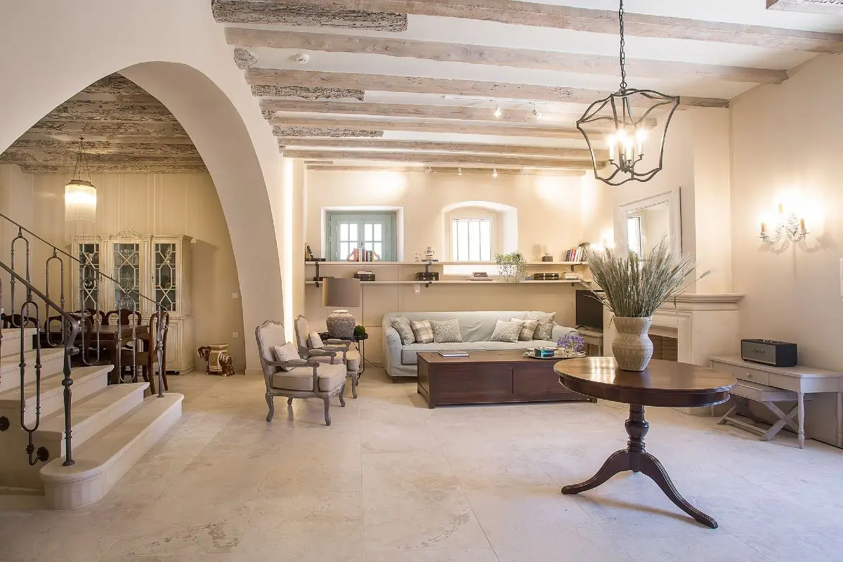 Το εσωτερικό της βίλας σε ταξιδεύει σε μια άλλη εποχή