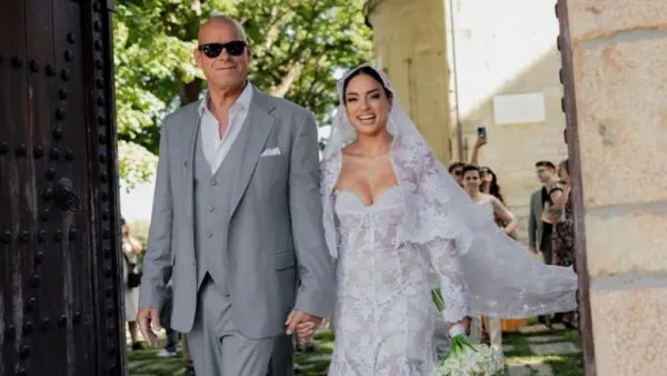 Η Ελπίδα Ιακωβίδου και ο Τζώνη Καλημέρης στον γάμο τους