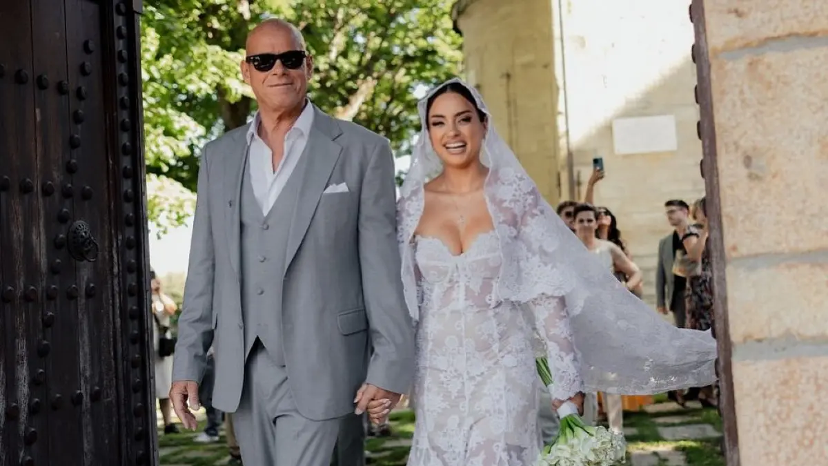 Η Ελπίδα Ιακωβίδου και ο Τζώνη Καλημέρης στον γάμο τους