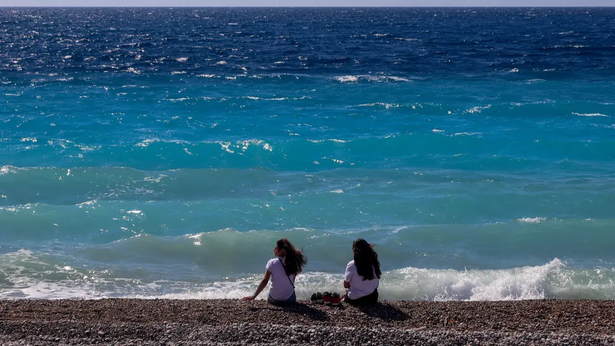 Δύο γυναίκες σε μία παραλία με κύμα