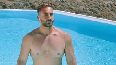 Ο Νίκος Κοκλώνης σε πισίνα