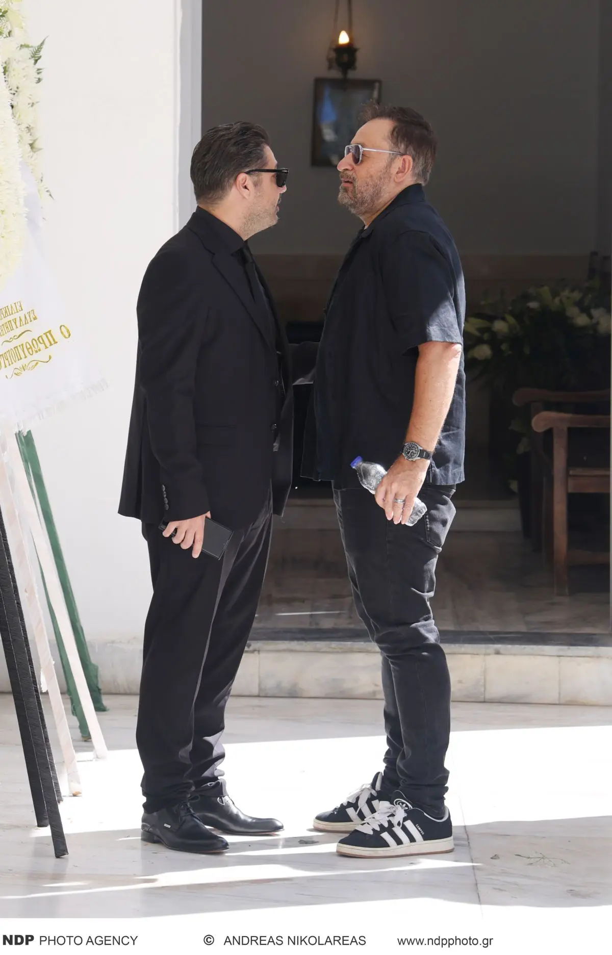 Ο Λάμπρος Κωνσταντάρας και ο Θέμης Γεωργαντάς στην κηδεία του Δημήτρη Κωνσταντάρα