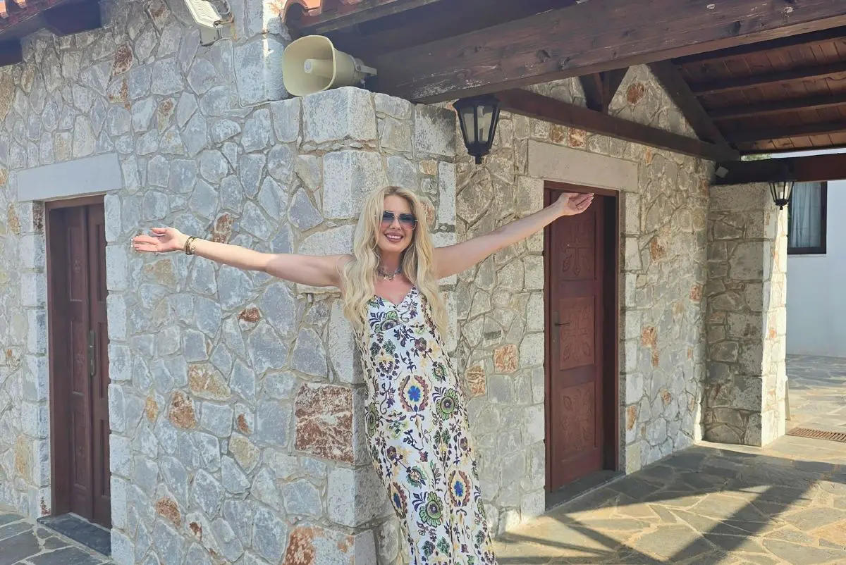 Ο Στράτος Τζώρτζογλου στον χώρο που παντρεύτηκε