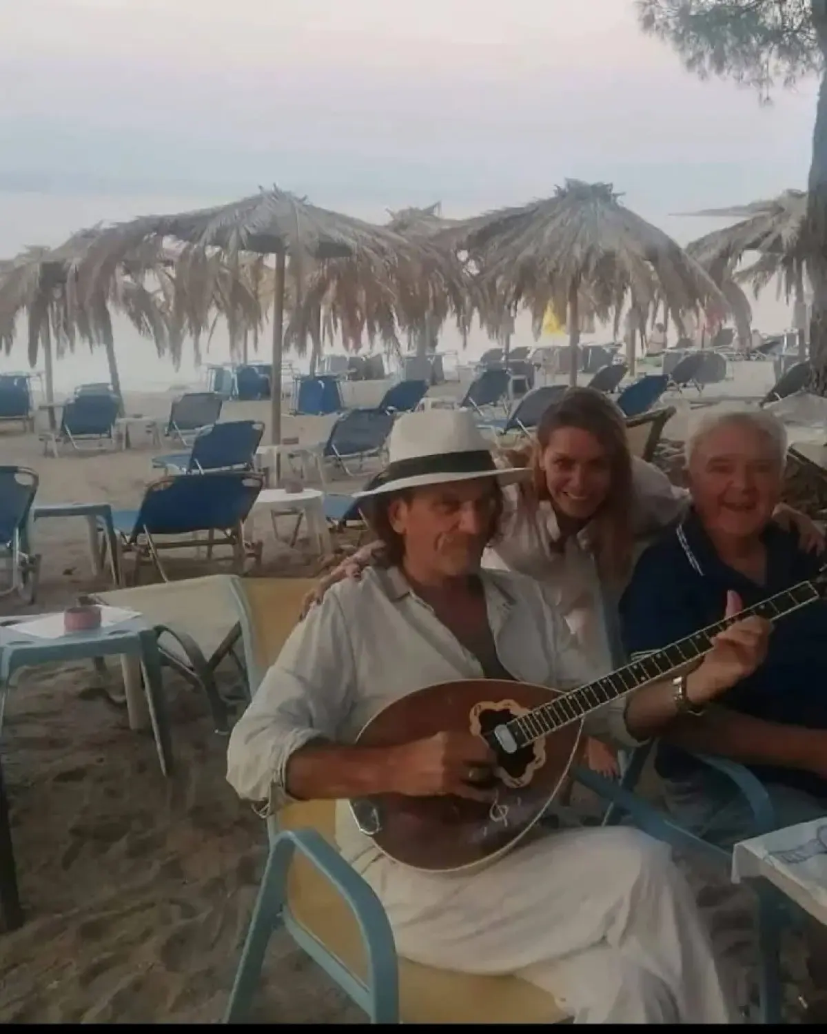 Ο Πασχάλης Τερζής στην παραλία