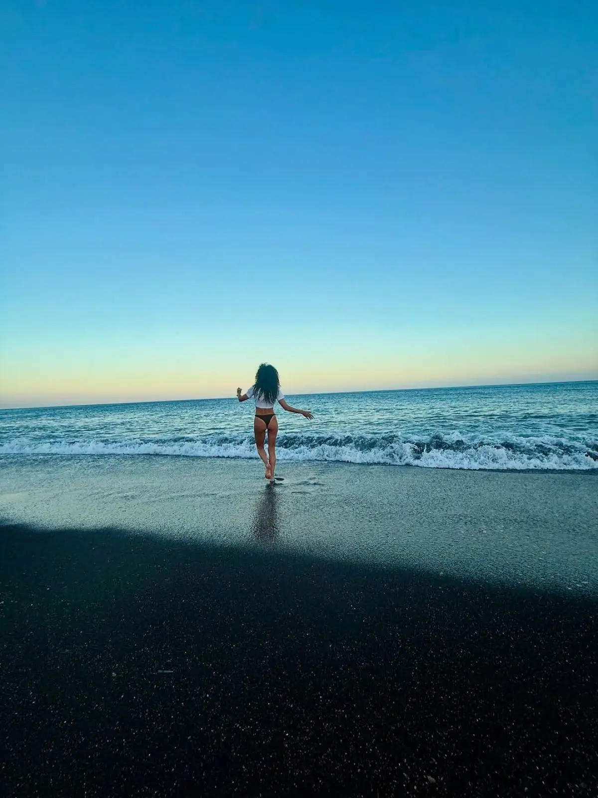 Η Μαρία Σολωμού σε παραλία στη Σαντορίνη