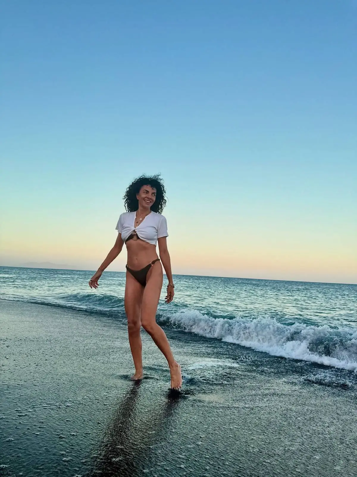 Η Μαρία Σολωμού σε παραλία στη Σαντορίνη