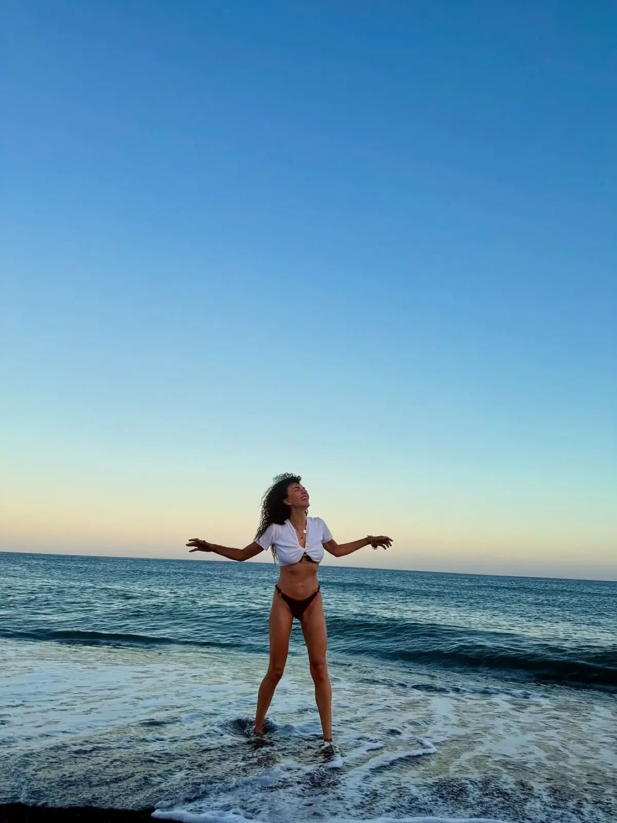 Η Μαρία Σολωμού σε παραλία στη Σαντορίνη