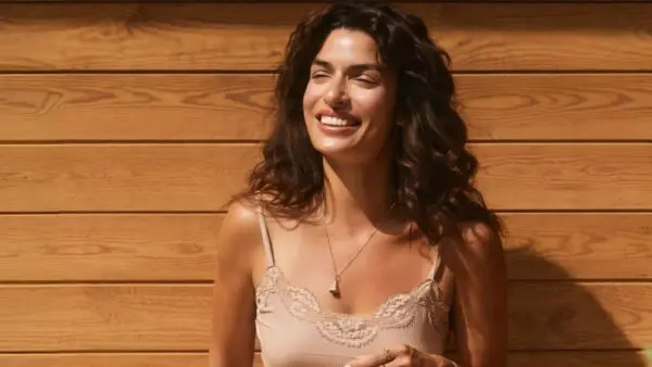 H Τόνια Σωτηροπούλου με μπεζ φόρεμα