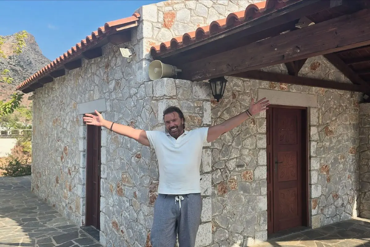 Ο Στράτος Τζώρτζογλου στον χώρο που παντρεύτηκε