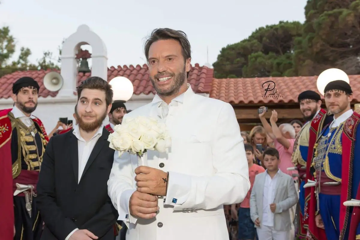 Ο Στράτος Τζώρτζογλου στον γάμο του