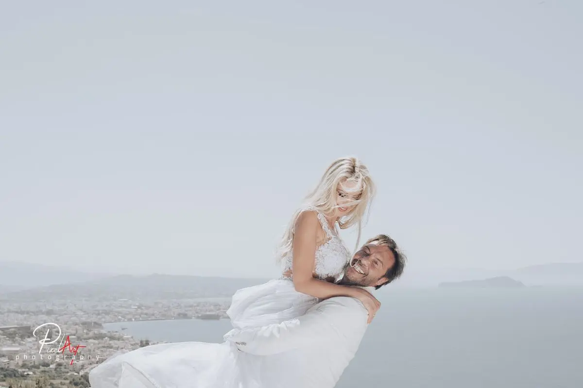 Ο Στράτος Τζώρτζογλου και η Σοφία Μαριόλα στον γάμο τους