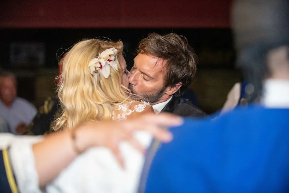 Ο Στράτος Τζώρτζογλου και η Σοφία Μαριόλα στον γάμο τους