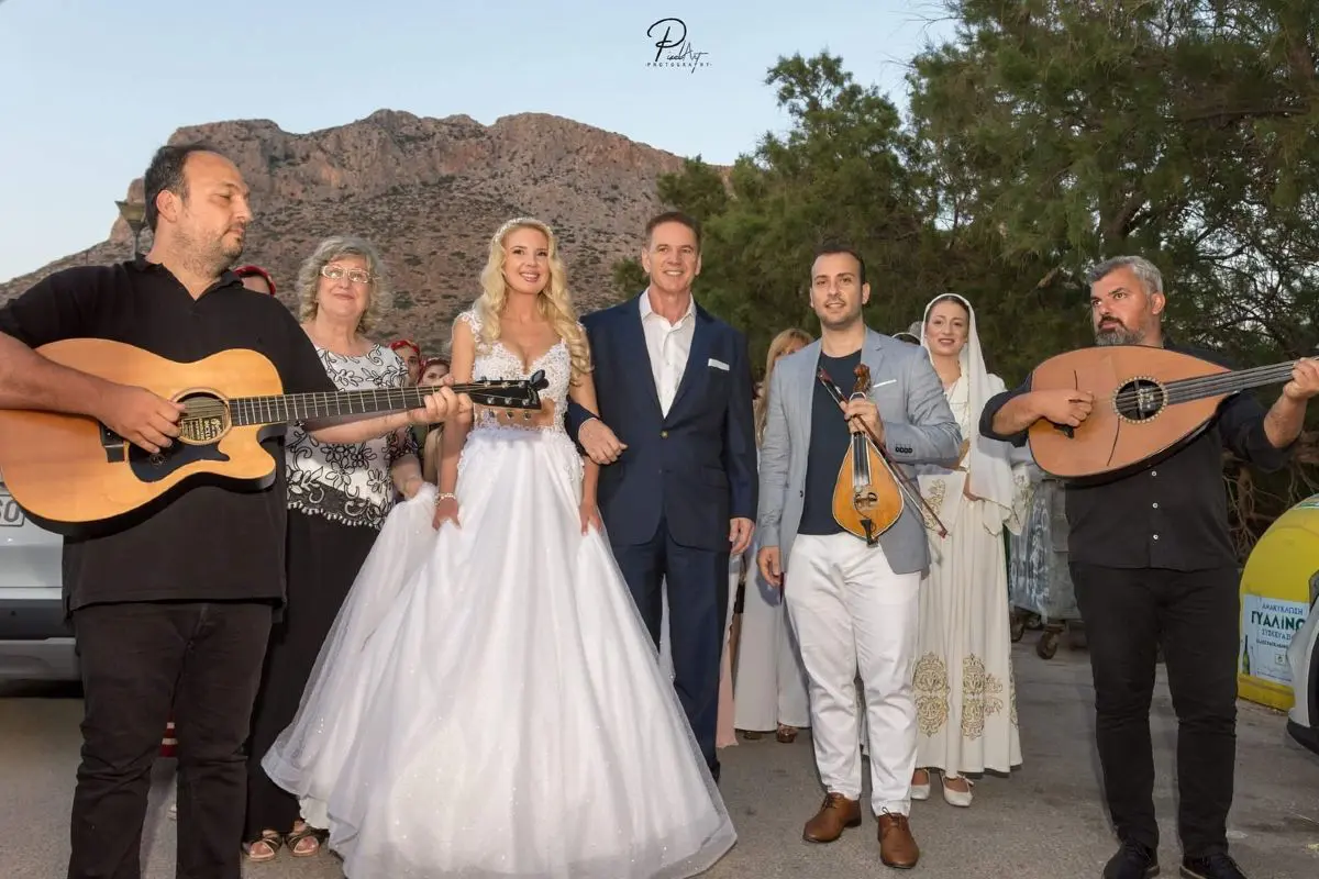 Ο Στράτος Τζώρτζογλου και η Σοφία Μαριόλα στον γάμο τους