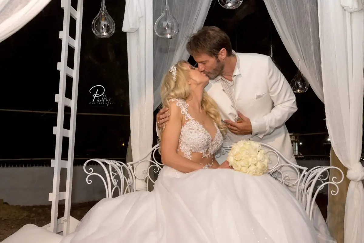 Ο Στράτος Τζώρτζογλου και η Σοφία Μαριόλα στον γάμο τους