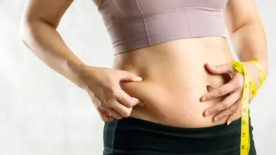 Γυναίκα κρατάει την κοιλιά της