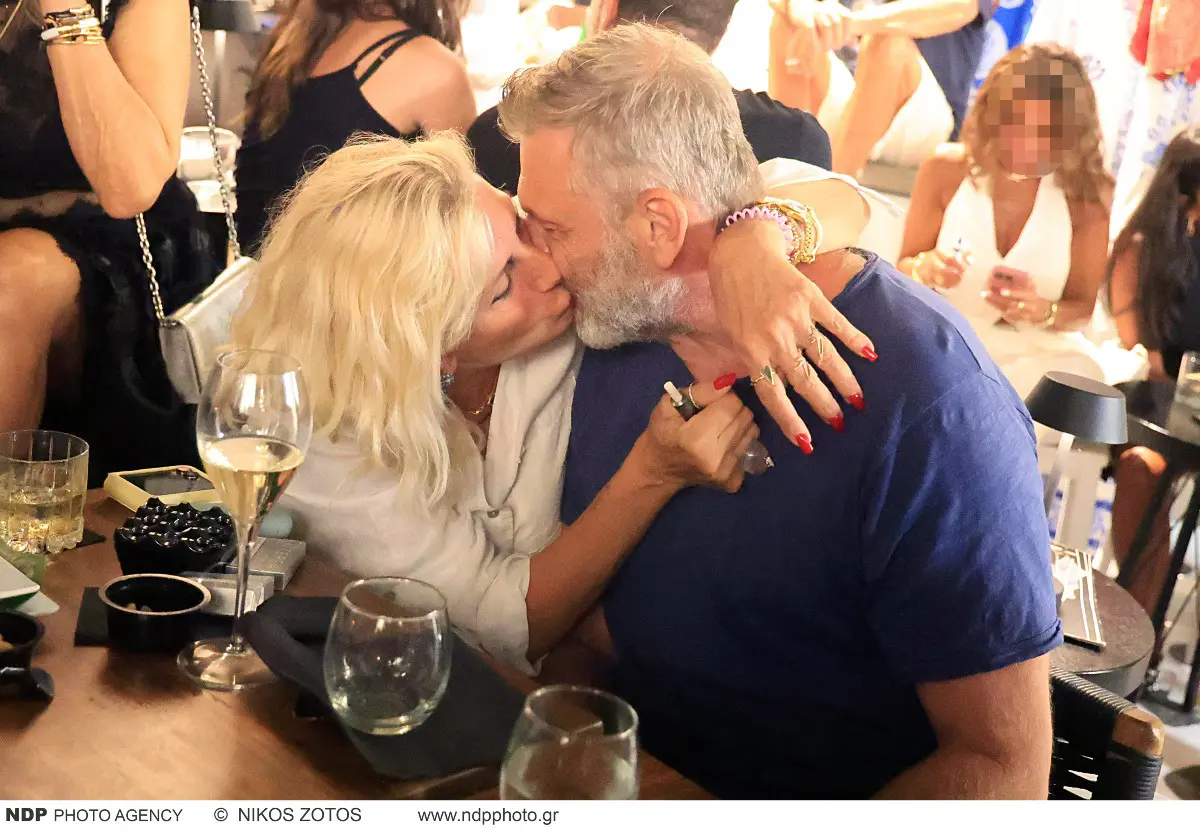 Η Ιζαμπέλα Αρβανίτη και ο Απόστολος Γκλέτσος φιλιούνται στο στόμα