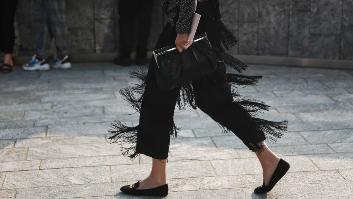 Η πολυτελής τάση στις μπότες που φοράνε παντού με τζιν και φούστες αντί για σουέτ