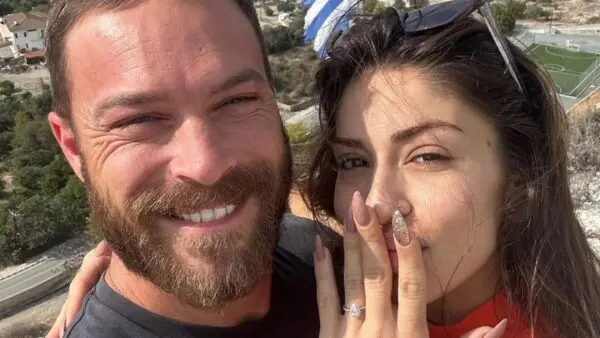 Ο Στέφανος Μιχαήλ και η Νάταλι Κάτερ με το μονόπετρο