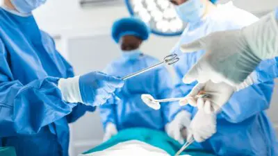 γιατροί κάνουν εγχείρηση