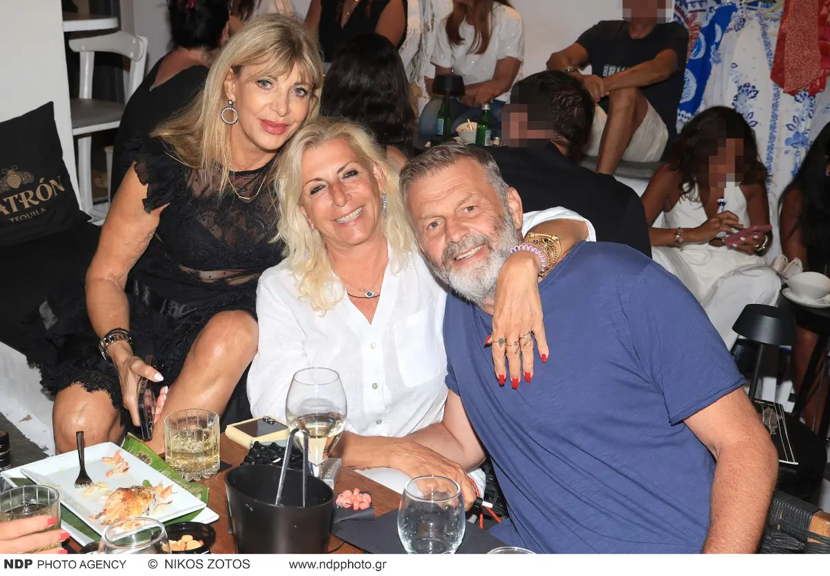 Ο Απόστολος Γκλέτσος και η Ιζαμπέλα Αρβανίτη αγκαλιά και δίπλα η Σούλα Λιάκου