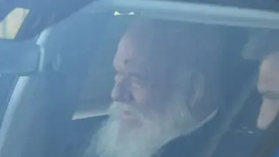 Ο Αρχιεπίσκοπος Ιερώνυμος στο αυτοκίνητο μετά το εξιτήριο