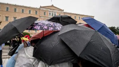 Πολλές ομπρέλες και βροχή στην Αθήνα