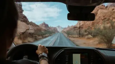 ένα αμάξι σε φθινοπωρινό τοπίο