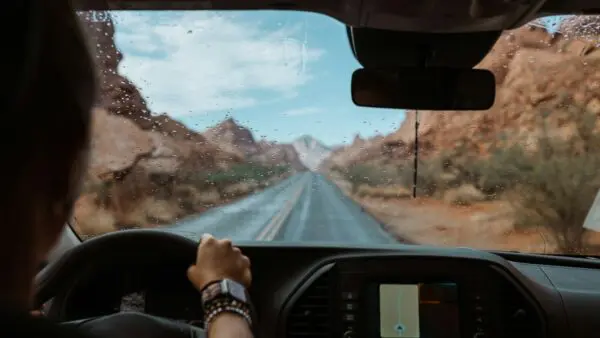 ένα αμάξι σε φθινοπωρινό τοπίο