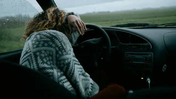 μια κοπελα μεσα σε ενα αμαξι