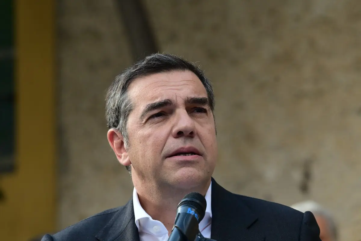 Ο Αλέξης Τσίπρας στην κηδεία του Αλέκου Φλαμπουράρη