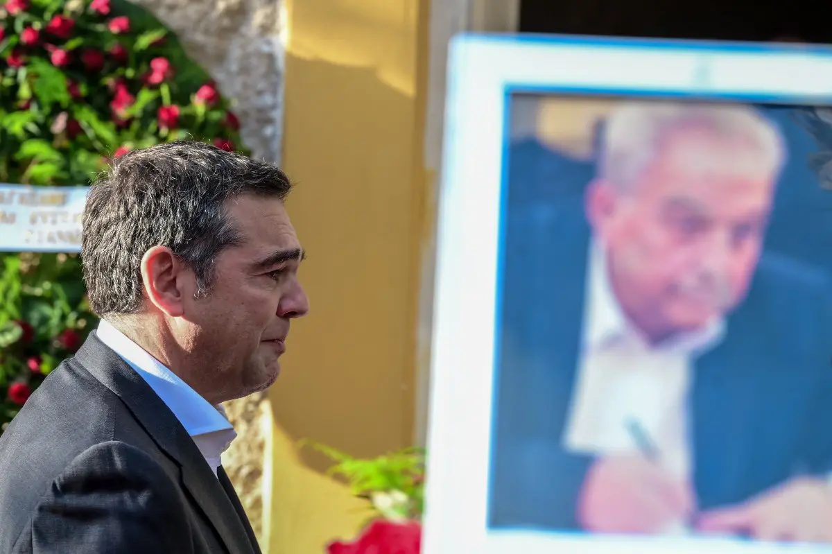 Ο Αλέξης Τσίπρας στην κηδεία του Αλέκου Φλαμπουράρη