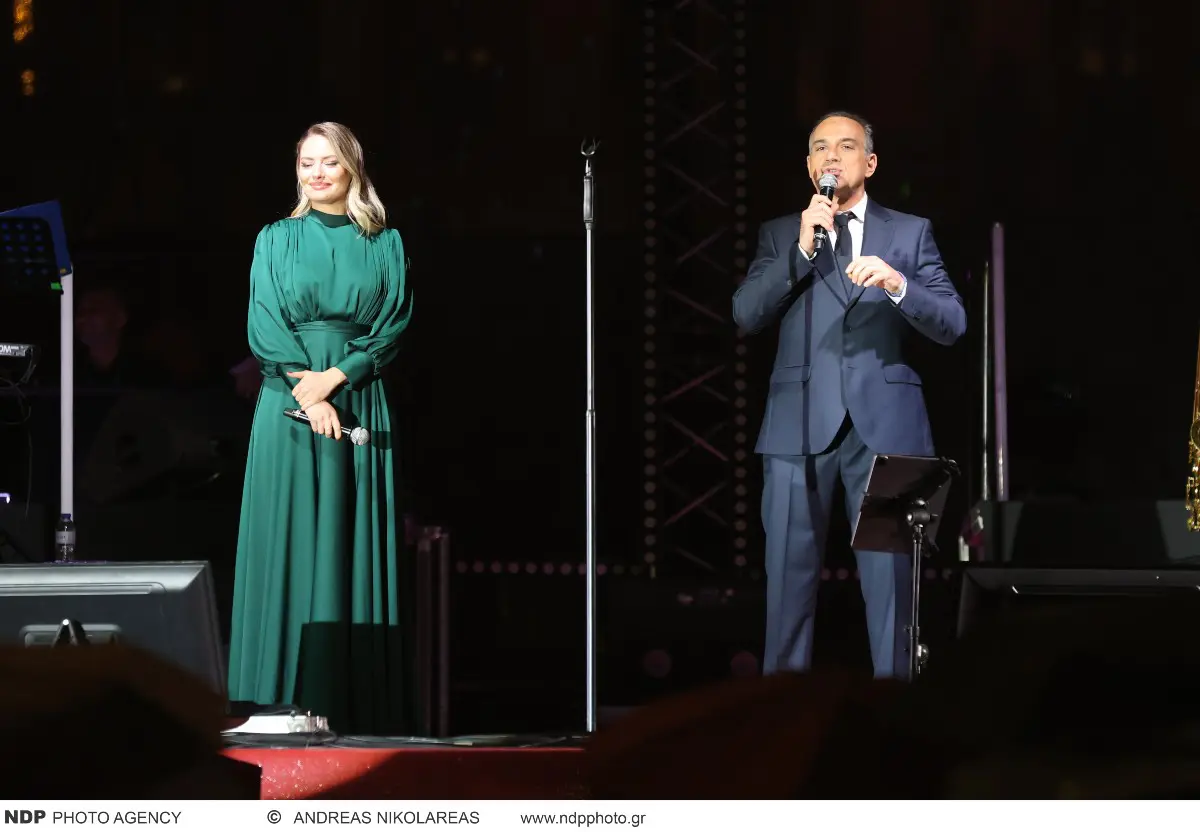 Ο Κρατερός Κατσούλης και η Ντόρα Μακρυγιάννη στη φωταγώγηση δέντρο του Συντάγματος